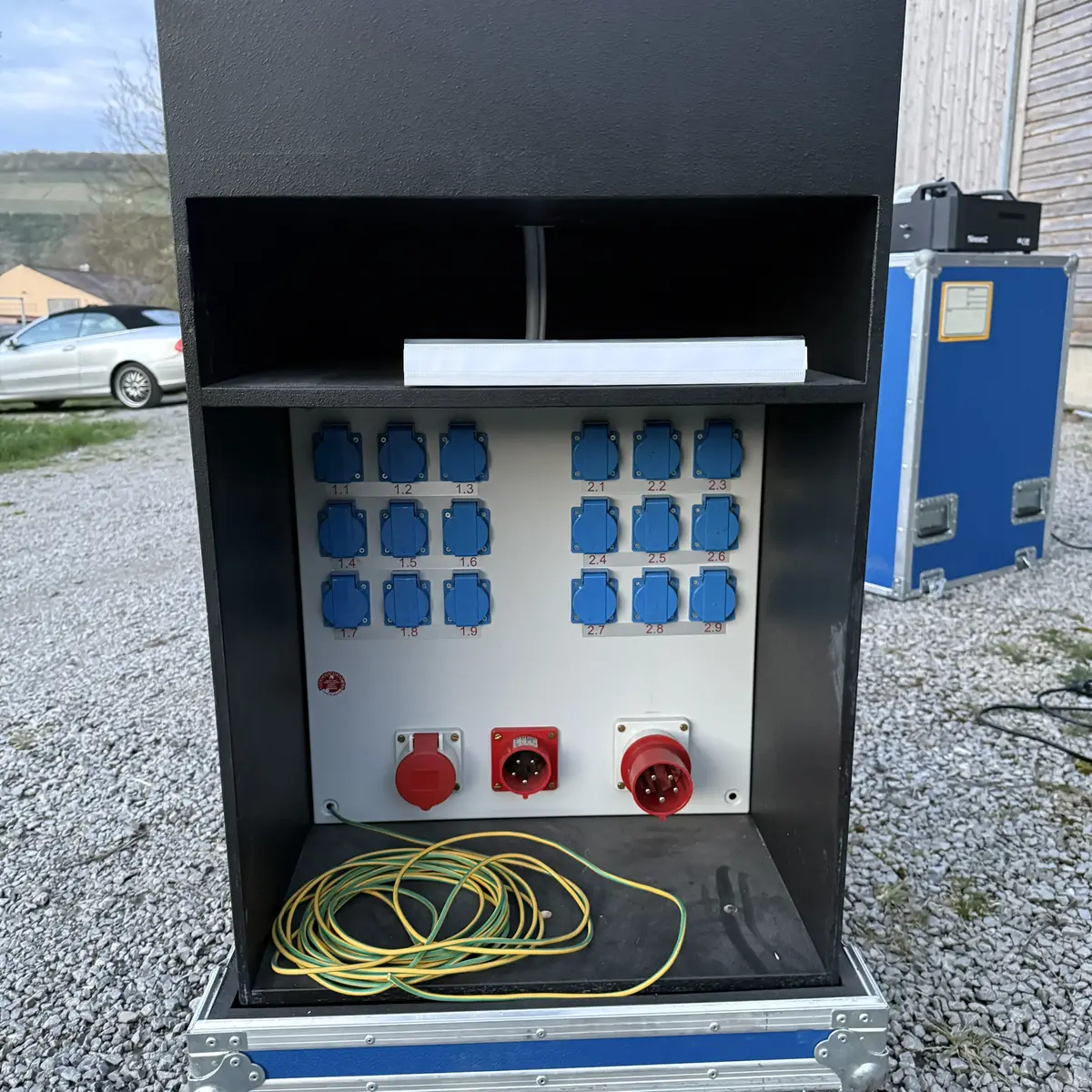 Stromverteiler 32A 19 Zoll im Flightcase 18x Schuko 2x CEE Sonderbau