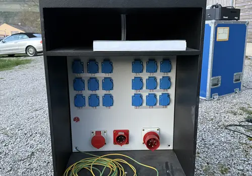 Stromverteiler 32A 19 Zoll im Flightcase 18x Schuko 2x CEE Sonderbau